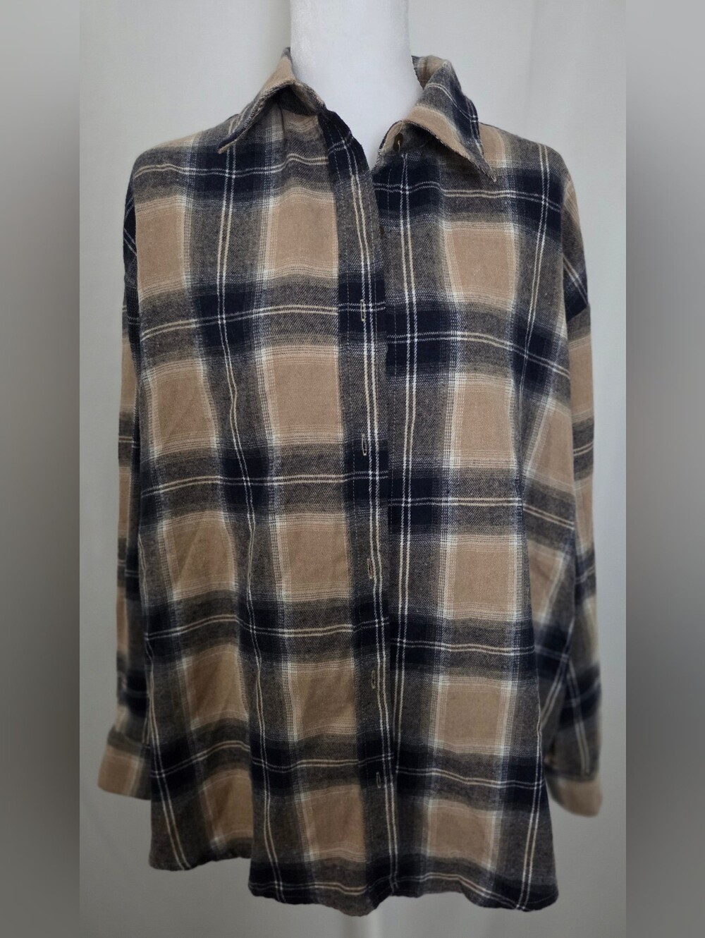 Men's Casual Plaid Button-Down Shirt in Beige & Black
